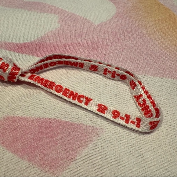 Vintage Red & White Emergency 911 Print Shoelaces Pair Retro Promotional GUC Fun - Picture 6 of 6